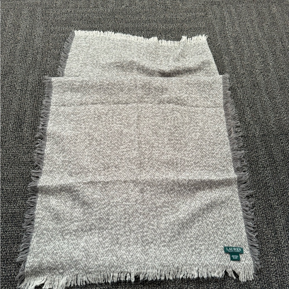 Lauren Ralph Lauren Scarf 100 % Acrylic Warm, Soft, Comfy Gray - Picture 5 of 5